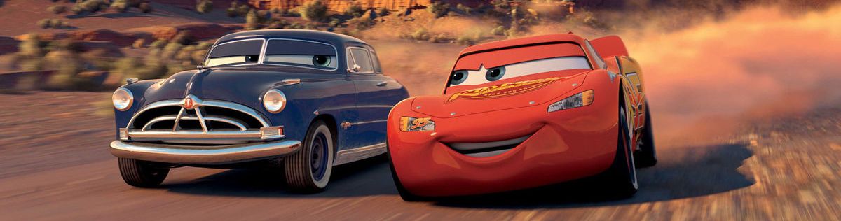 Cena do filme, com o Relâmpago McQueen apostando uma corrida com o Doc Hudson