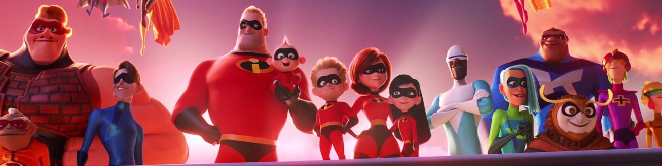 Família posa ao lado de todos os super-heróis apresentados ao longo do filme