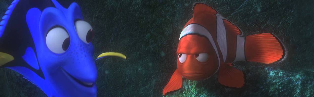 Cena do filme em que o peixe palhaço Marlin está olhando com uma cara desconfiada para a Dory, que tenta animá-lo.