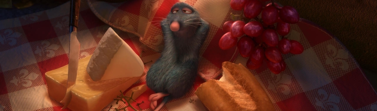 Cena do filme em que o rato Remy está deitado com as patas atrás da cabeça, relaxando entre queijos, um pão e uvas 