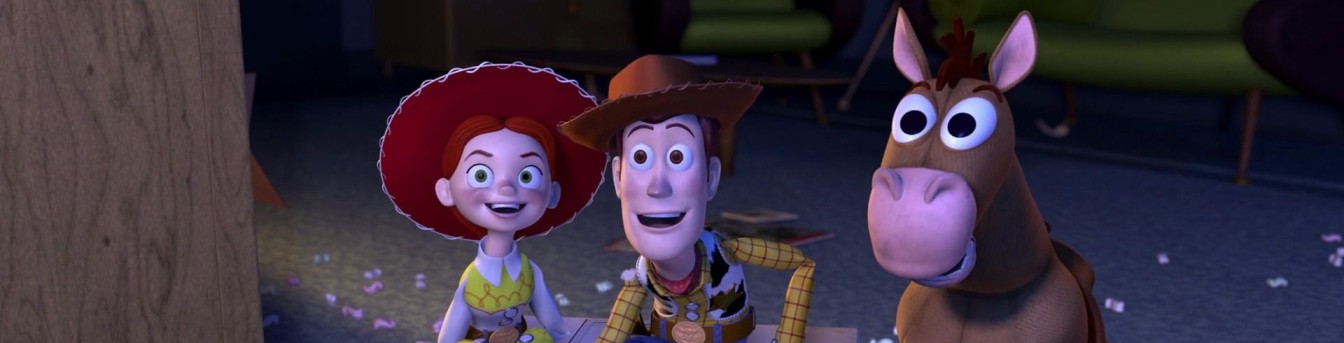 Cena do filme com foco na cara do Woody, da Jess e do Bala no Alvo assistindo televisão