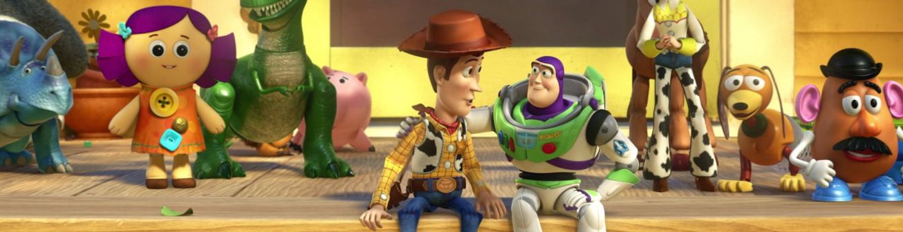 Cena final em que todos os brinquedos estão na varanda da Bonnie, com destaque para o Woody e o Buzz sentados, com o astronauta abraçando o cowboy com um braço