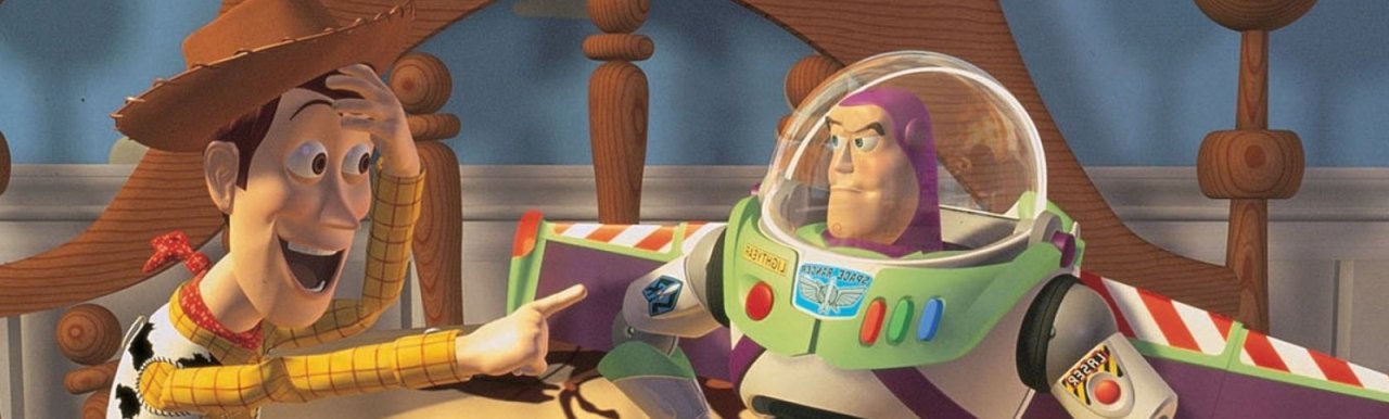 Cena da primeira interação entre o Woody e o Buzz, em cima da cama, em que o Woody ri da cara do Buzz, apontando o dedo na cara dele, que o olha com cara de mal 