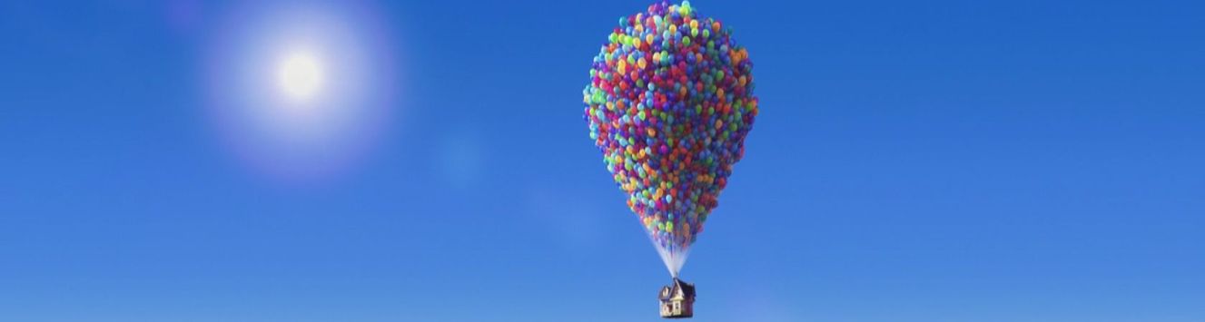 Casa de Carl sendo carregada por balões de gás hélio em um céu completamente azul