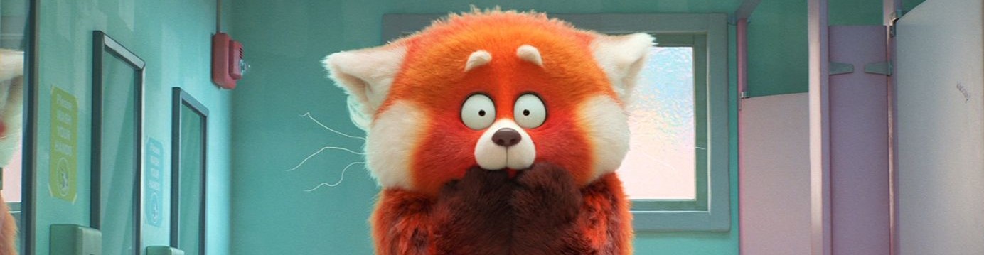 Cena do filme em que a personagem principal está transformada em um panda vermelho gigante, com uma cara apavorada dentro de um banheiro